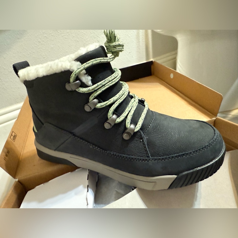 The North Faceg green
 and White Winter Boots